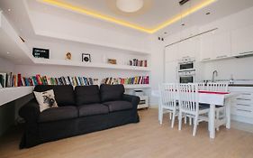 Modern Apartment Across The Ponds