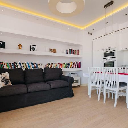 Modern Apartment Across The Ponds Варшава Екстериор снимка