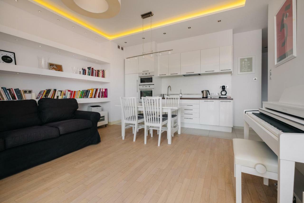 Modern Apartment Across The Ponds Варшава Екстериор снимка