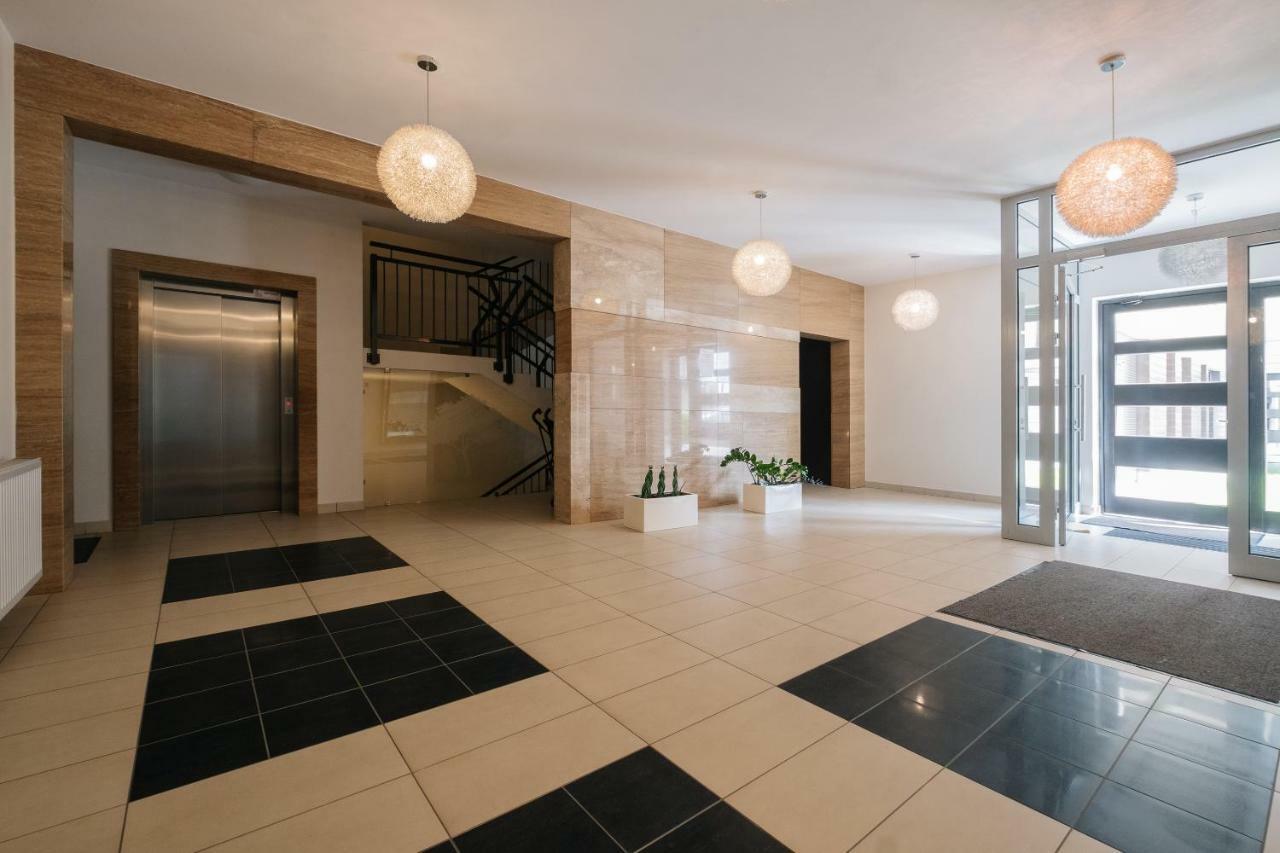 Modern Apartment Across The Ponds Варшава Екстериор снимка