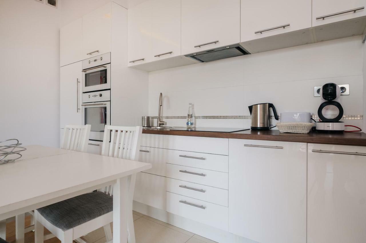 Modern Apartment Across The Ponds Варшава Екстериор снимка