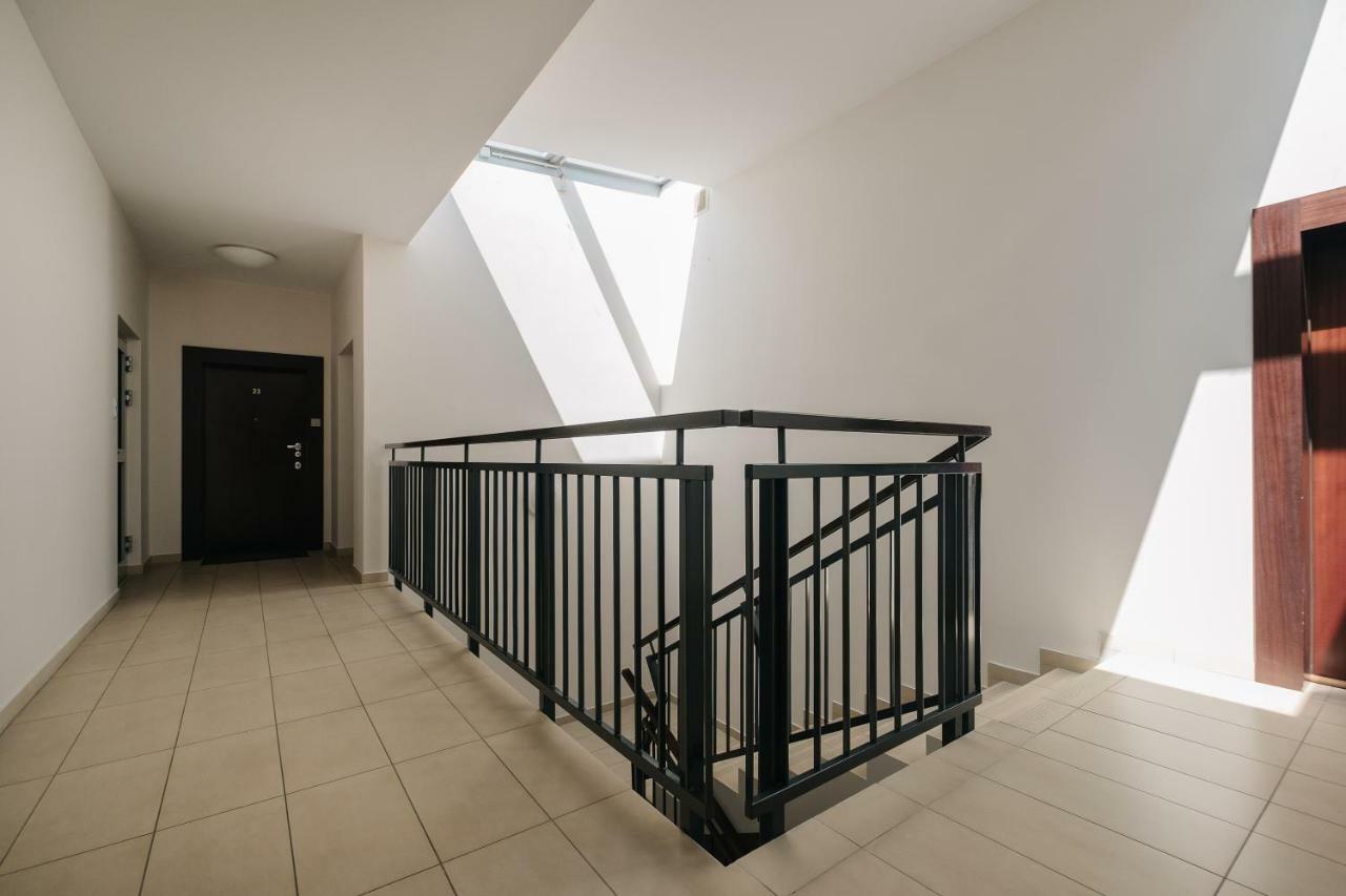 Modern Apartment Across The Ponds Варшава Екстериор снимка