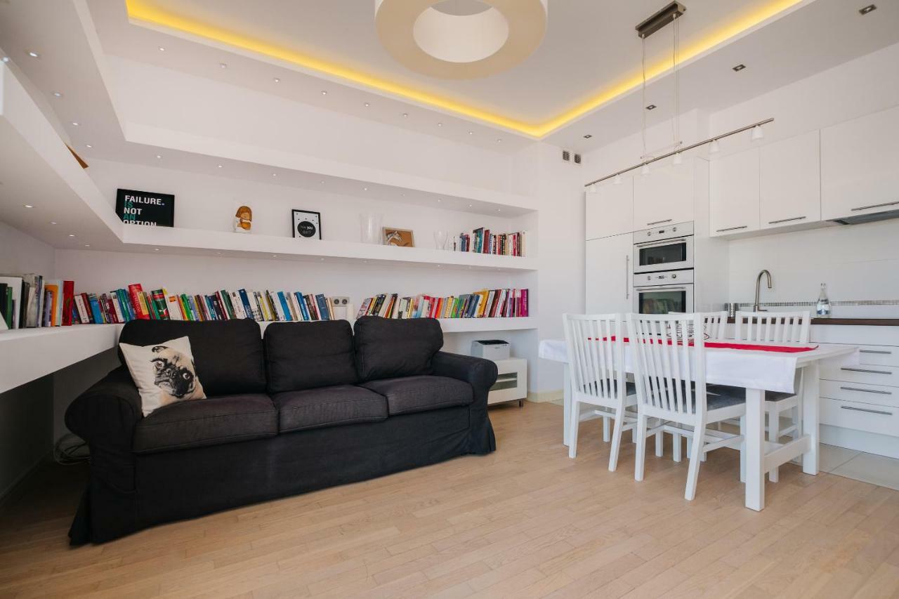 Modern Apartment Across The Ponds Варшава Екстериор снимка