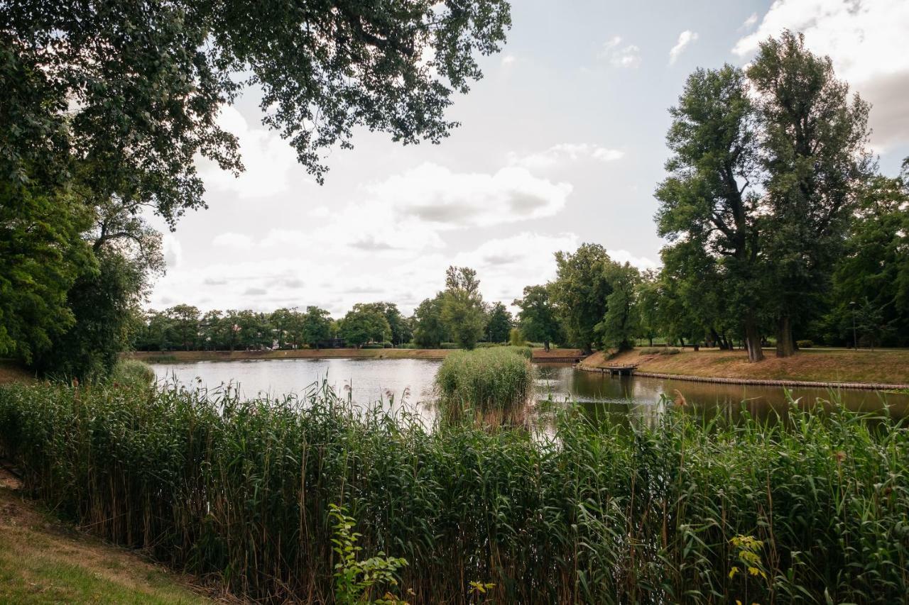 Modern Apartment Across The Ponds Варшава Екстериор снимка