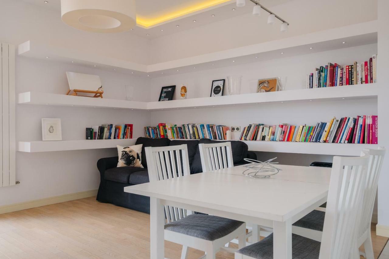 Modern Apartment Across The Ponds Варшава Екстериор снимка