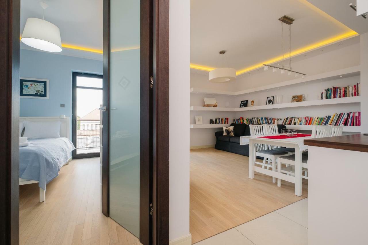 Modern Apartment Across The Ponds Варшава Екстериор снимка