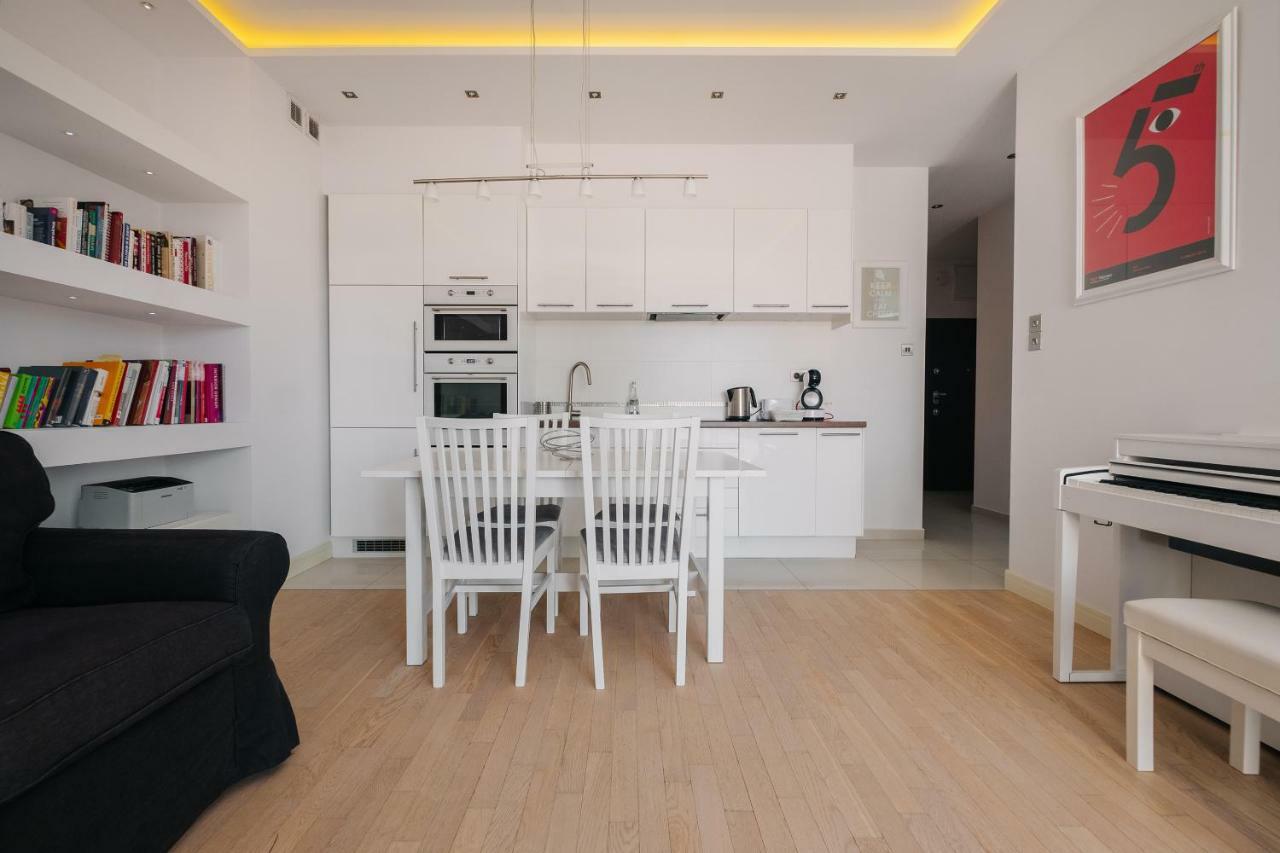 Modern Apartment Across The Ponds Варшава Екстериор снимка