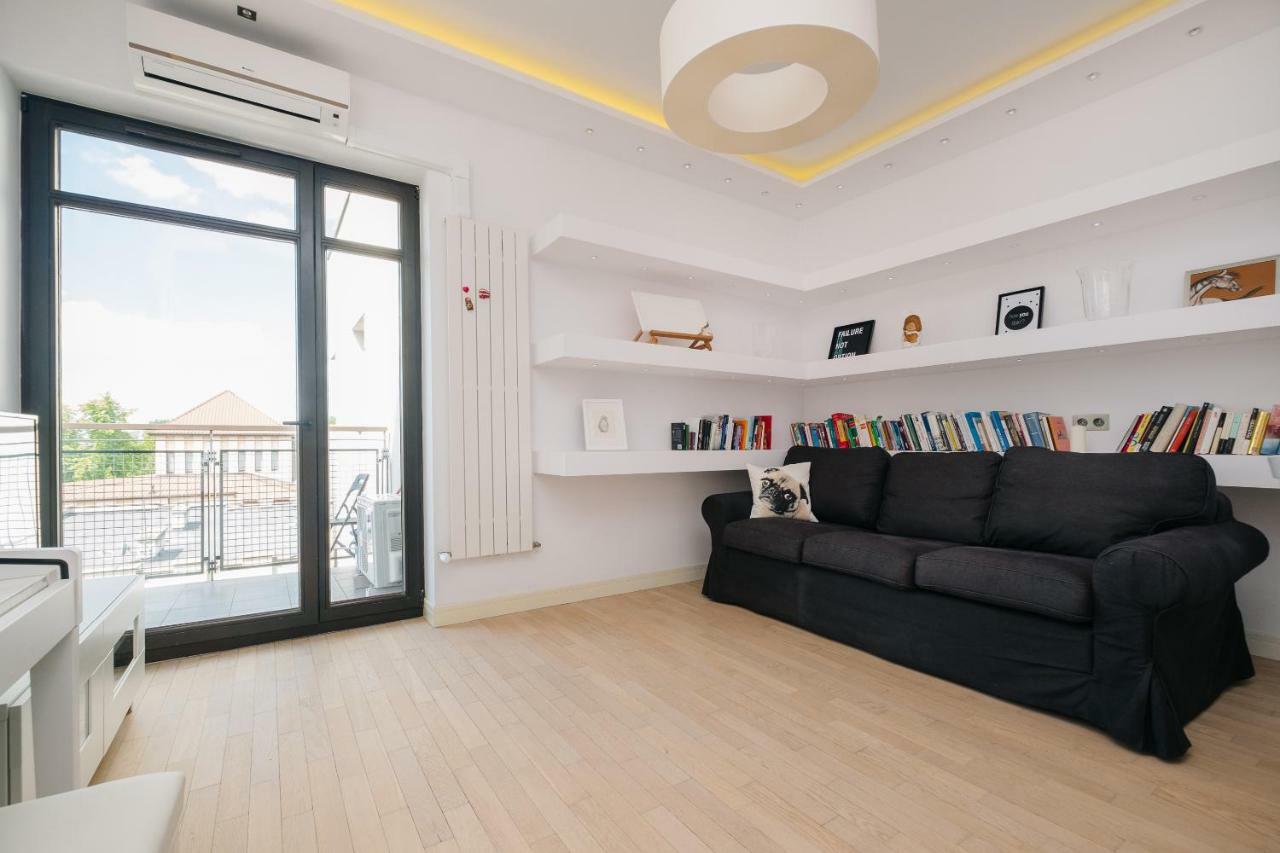 Modern Apartment Across The Ponds Варшава Екстериор снимка